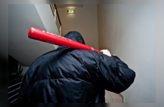 Из-за телевизора и микроволновки житель Тверской области избил мужчину битой Из-за телевизора и микроволновки житель Тверской области избил мужчину битой