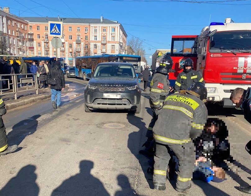 Мальчик попал под колёса внедорожника на зебре в Твери