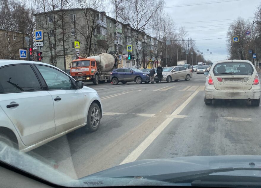 На перекрестке в Твери не смогли разъехаться легковушки