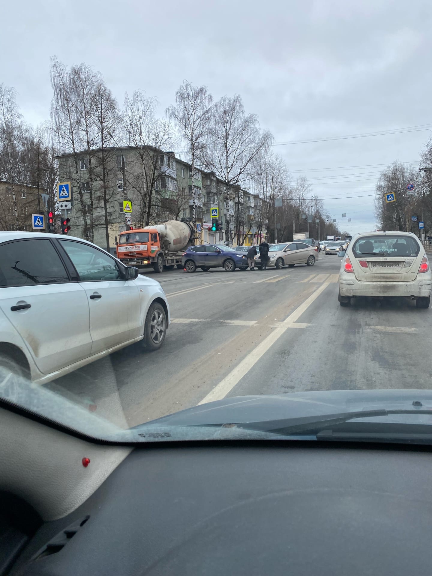 На перекрестке в Твери не смогли разъехаться легковушки