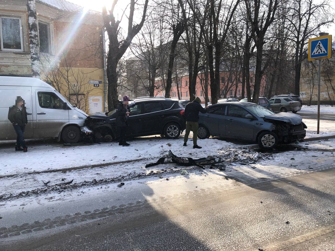 Женщина пострадала в столкновении "Киа", "Форда" и припаркованного "Мерседеса" в Твери