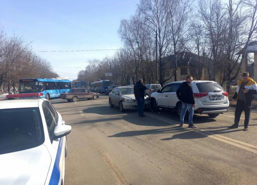 Водитель ВАЗа пострадал в тройном ДТП в Твери