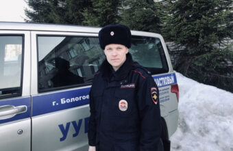 В Тверской области полицейский помог жителям, автомобили которых застряли в снегу