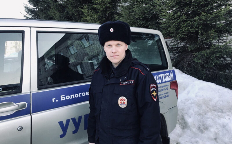 В Тверской области полицейский помог жителям, автомобили которых застряли в снегу