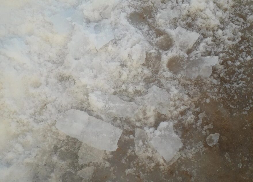 В посёлке под Тверью на женщину упал лёд с крыши