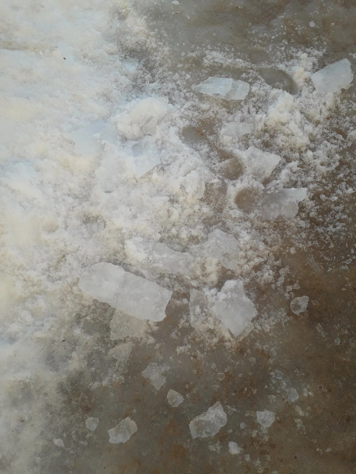 В посёлке под Тверью на женщину упал лёд с крыши