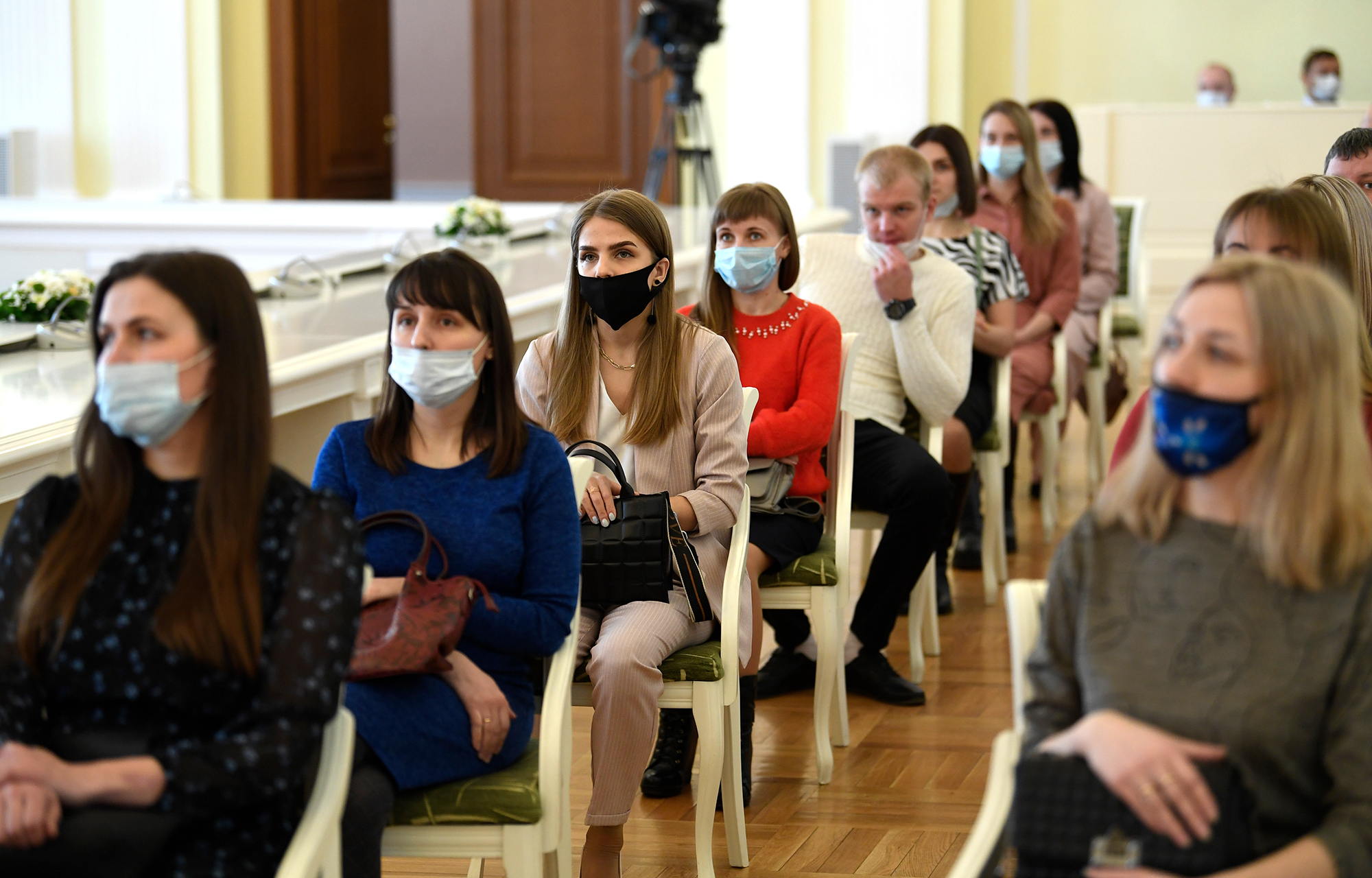 Игорь Руденя вручил молодым семьям Тверской области жилищные сертификаты