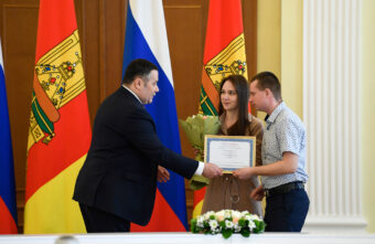 Игорь Руденя вручил молодым семьям Тверской области жилищные сертификаты Игорь Руденя вручил молодым семьям Тверской области жилищные сертификаты