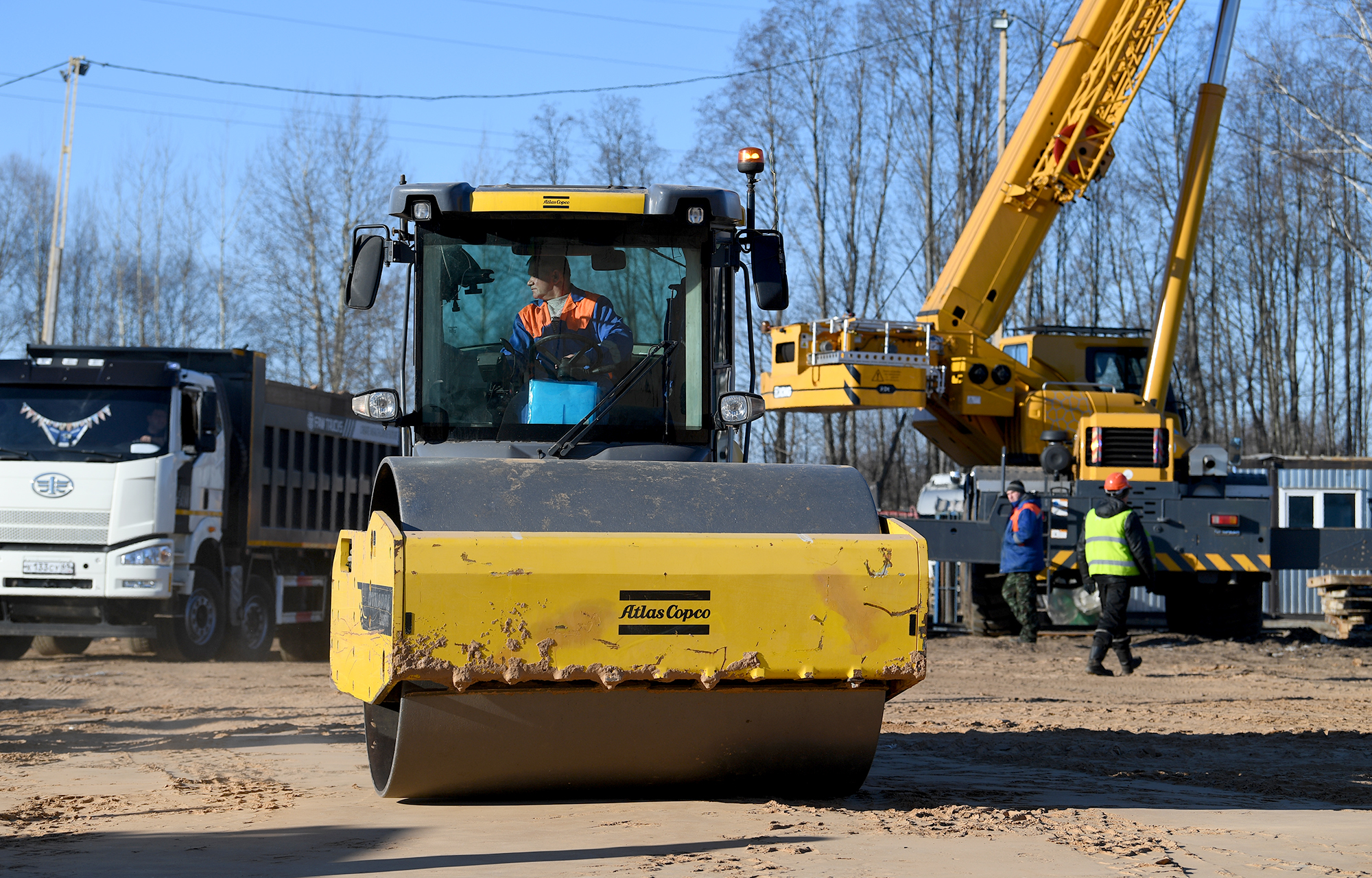 На стройплощадке Западного моста в Твери бурят скважины и ставят шпунты для укрепления берега