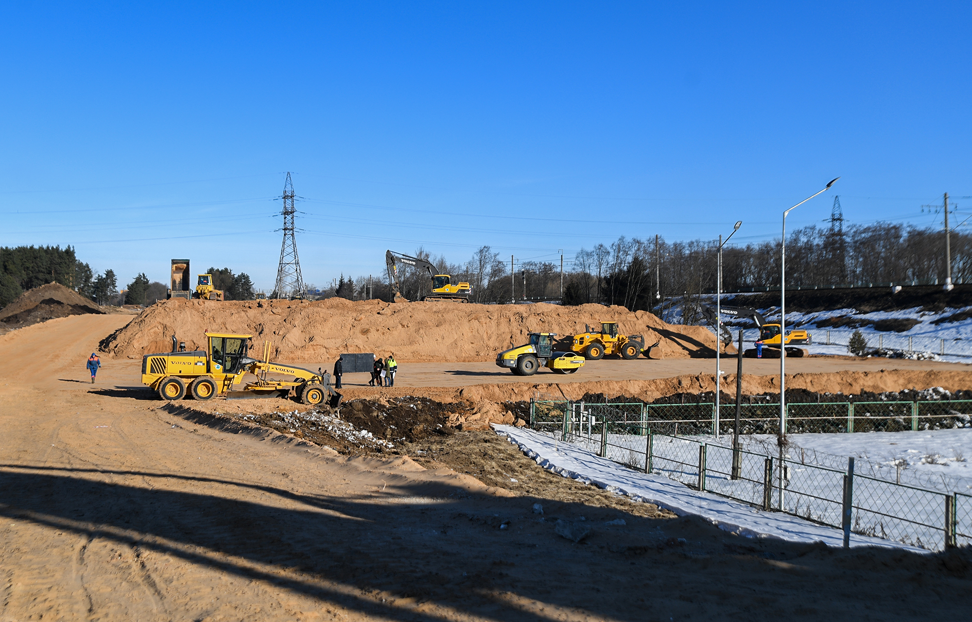На стройплощадке Западного моста в Твери бурят скважины и ставят шпунты для укрепления берега