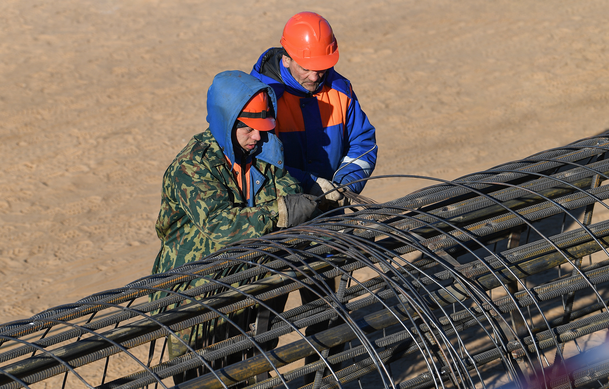 На стройплощадке Западного моста в Твери бурят скважины и ставят шпунты для укрепления берега
