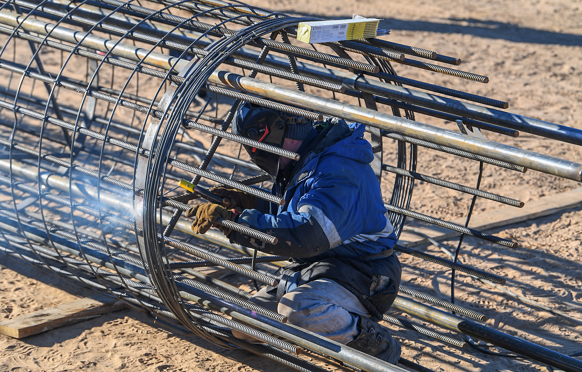 На стройплощадке Западного моста в Твери бурят скважины и ставят шпунты для укрепления берега