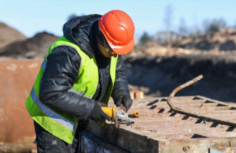 На стройплощадке Западного моста в Твери бурят скважины и ставят шпунты для укрепления берега На стройплощадке Западного моста в Твери бурят скважины и ставят шпунты для укрепления берега