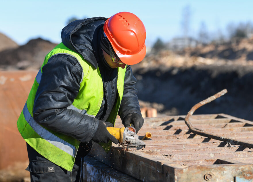 На стройплощадке Западного моста в Твери бурят скважины и ставят шпунты для укрепления берега
