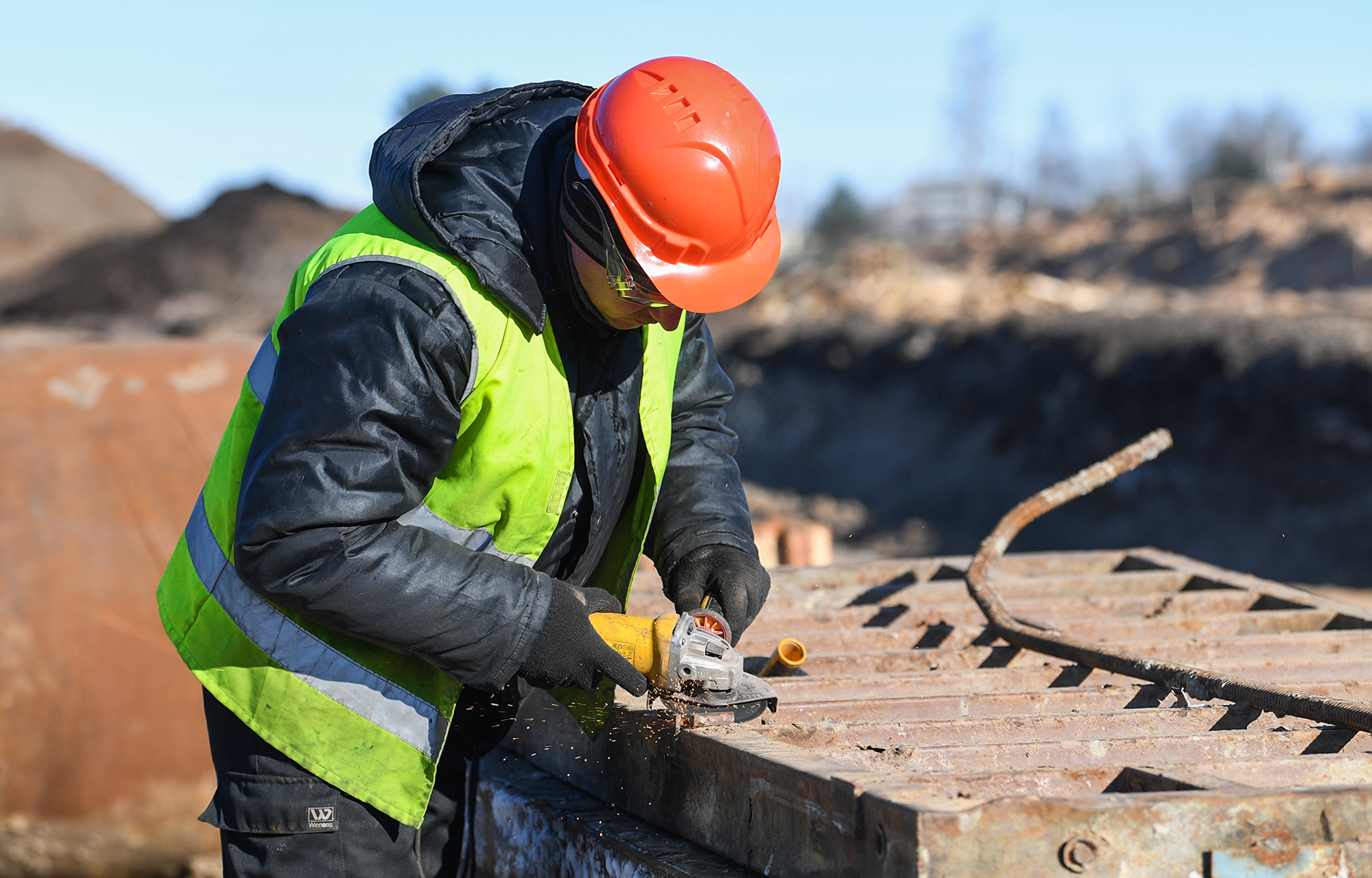На стройплощадке Западного моста в Твери бурят скважины и ставят шпунты для укрепления берега
