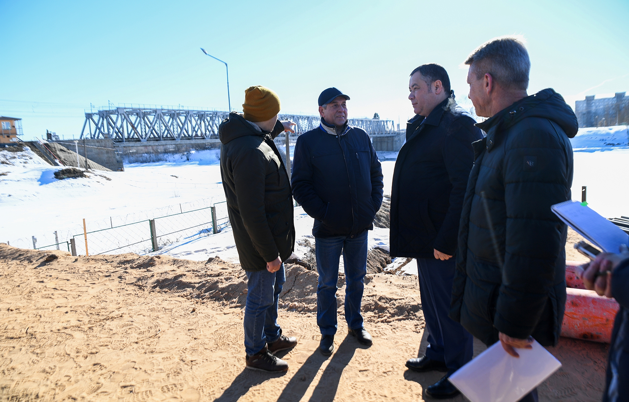 На стройплощадке Западного моста в Твери бурят скважины и ставят шпунты для укрепления берега