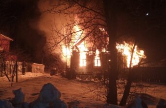 Ночью в Тверской области жители спасли от огня жилой дом