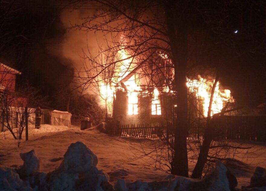 Ночью в Тверской области жители спасли от огня жилой дом