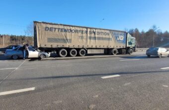 Водитель "Богдана" протаранил фуру под Тверью Водитель "Богдана" протаранил фуру под Тверью