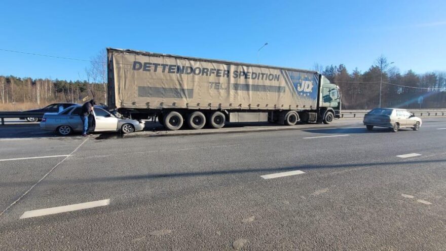 Водитель "Богдана" протаранил фуру под Тверью