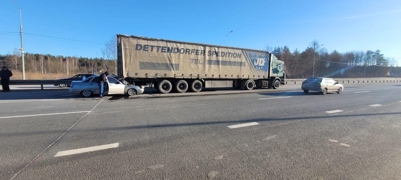 Водитель "Богдана" протаранил фуру под Тверью