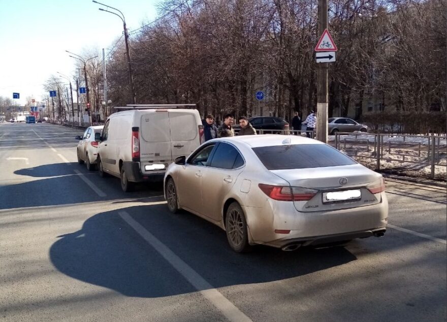 Три иномарки столкнулись в Твери, есть пострадавший