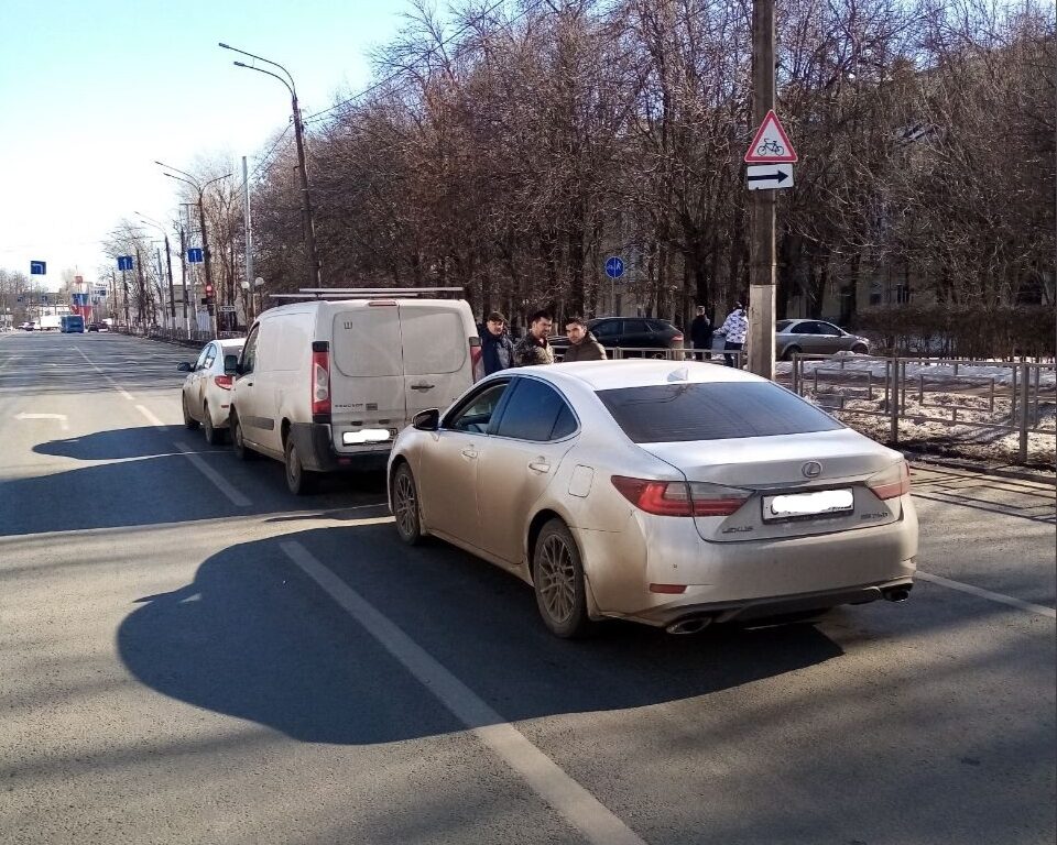 Три иномарки столкнулись в Твери, есть пострадавший