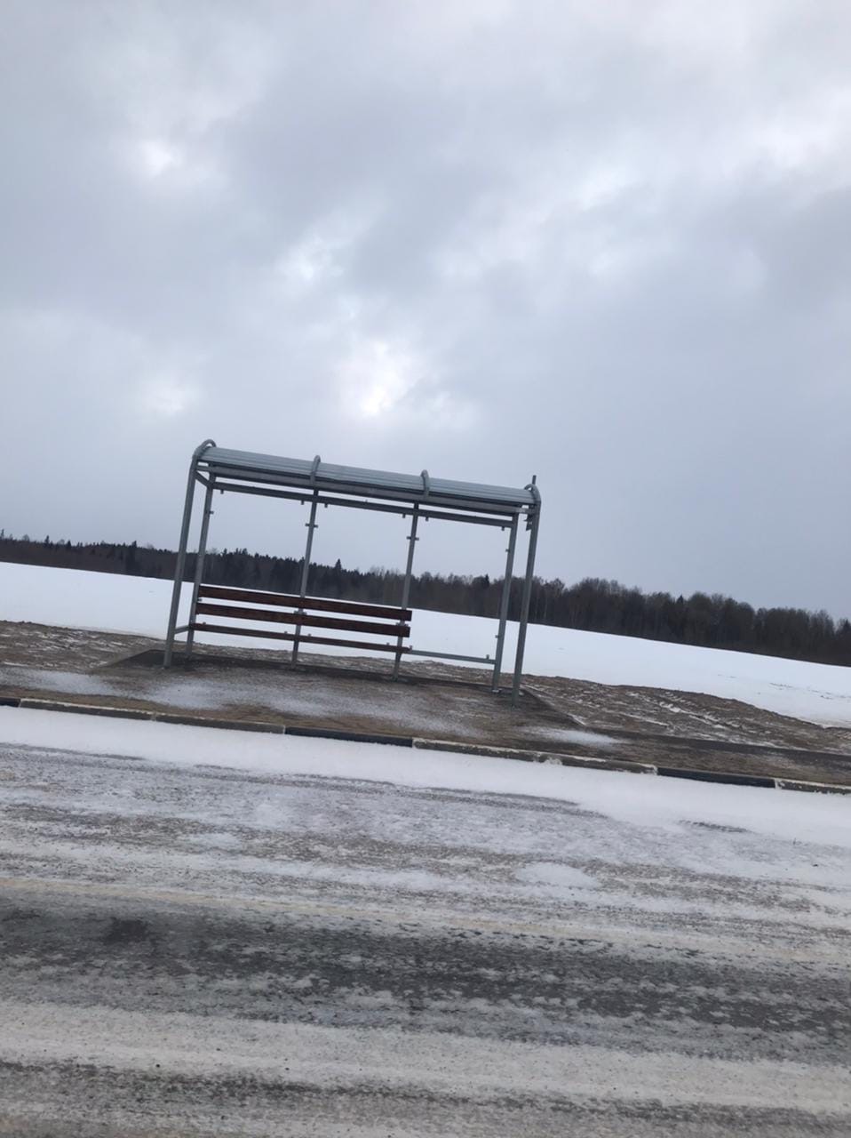 В Тверской области неизвестные украли 10 железных листов с остановок