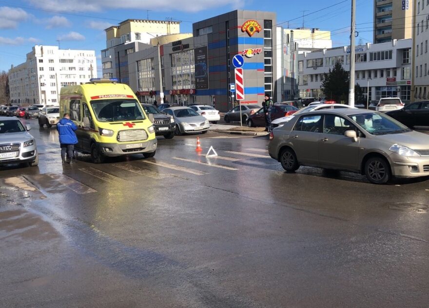Женщина попала под колёса иномарки на зебре в Твери