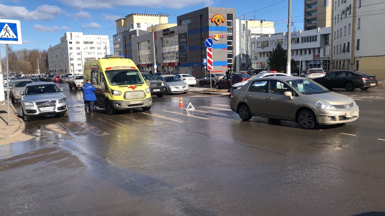 Женщина попала под колёса иномарки на зебре в Твери