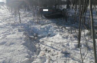 В Тверской области ВАЗ вылетел в кювет и перевернулся