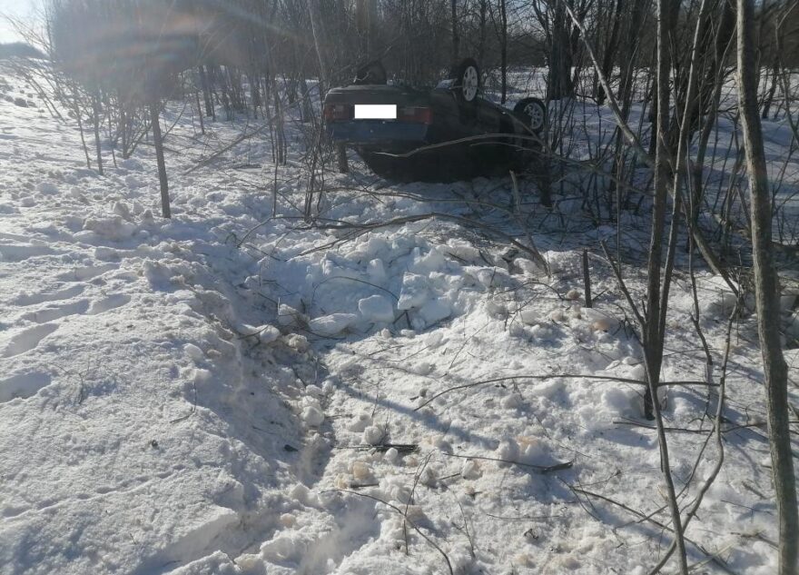 В Тверской области ВАЗ вылетел в кювет и перевернулся
