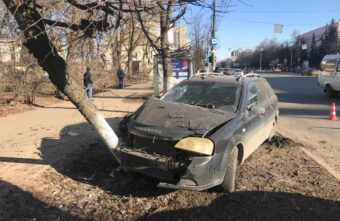Пенсионер, попавший под колёса машины на остановке в Твери, скончался в больнице
