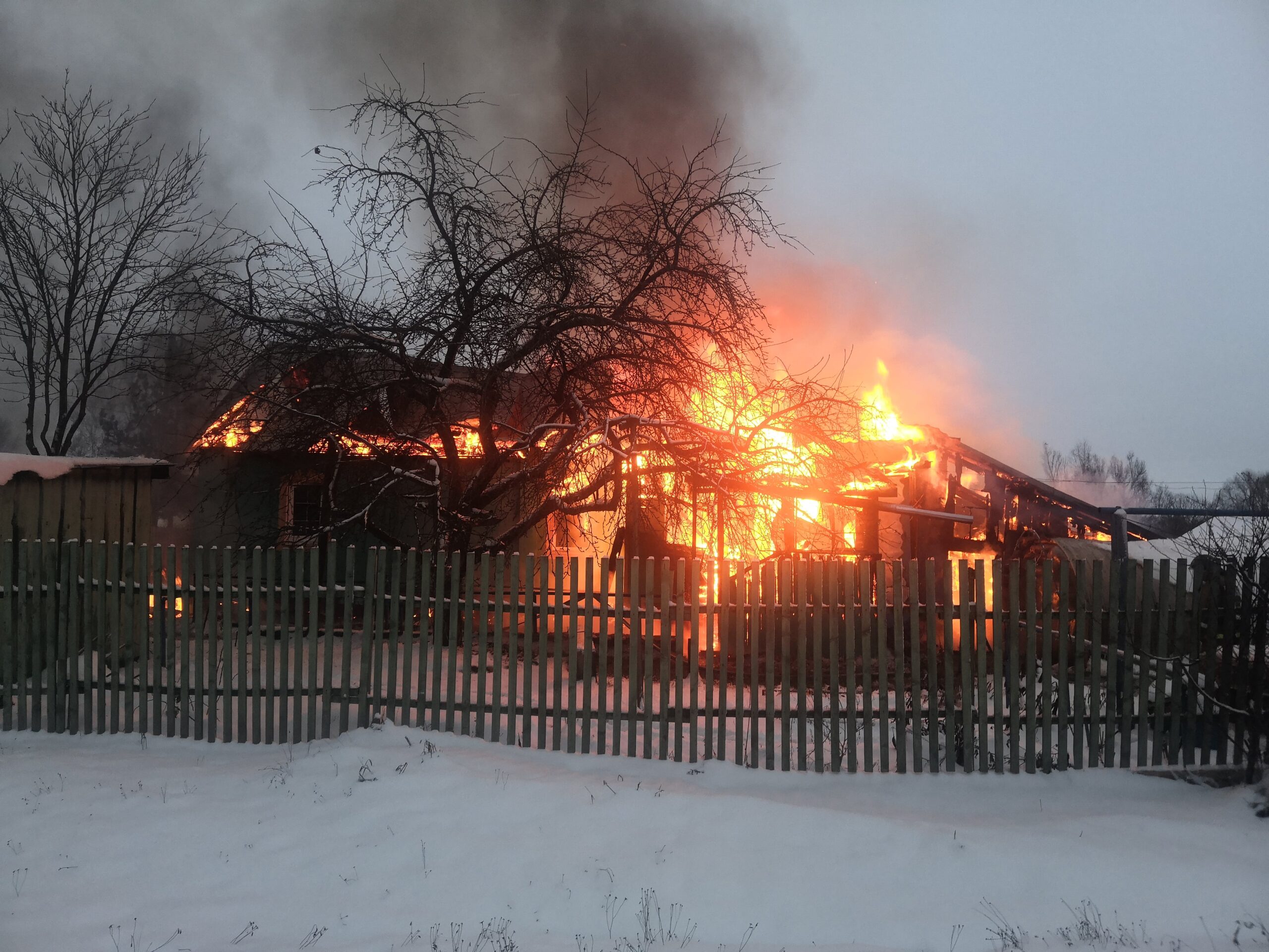 Многодетная семья лишилась всего имущества из-за пожара