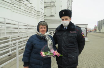 На вокзале в Твери сотрудники транспортной полиции дарят женщинам цветы На вокзале в Твери сотрудники транспортной полиции дарят женщинам цветы