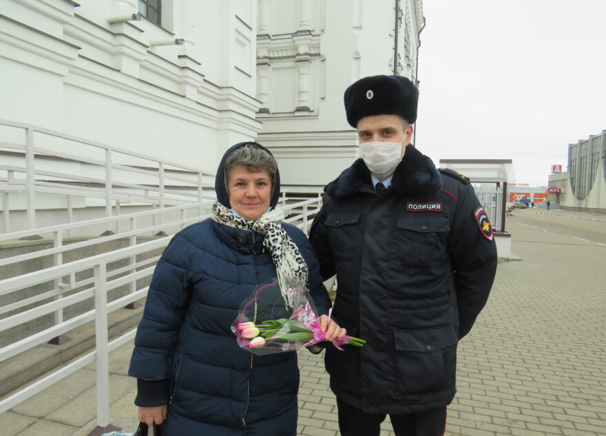 На вокзале в Твери сотрудники транспортной полиции дарят женщинам цветы На вокзале в Твери сотрудники транспортной полиции дарят женщинам цветы