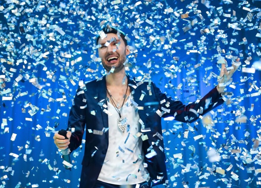 Тверской певец Евгений Окунев едет на «Поле Чудес» и просит у поклонников подсказку