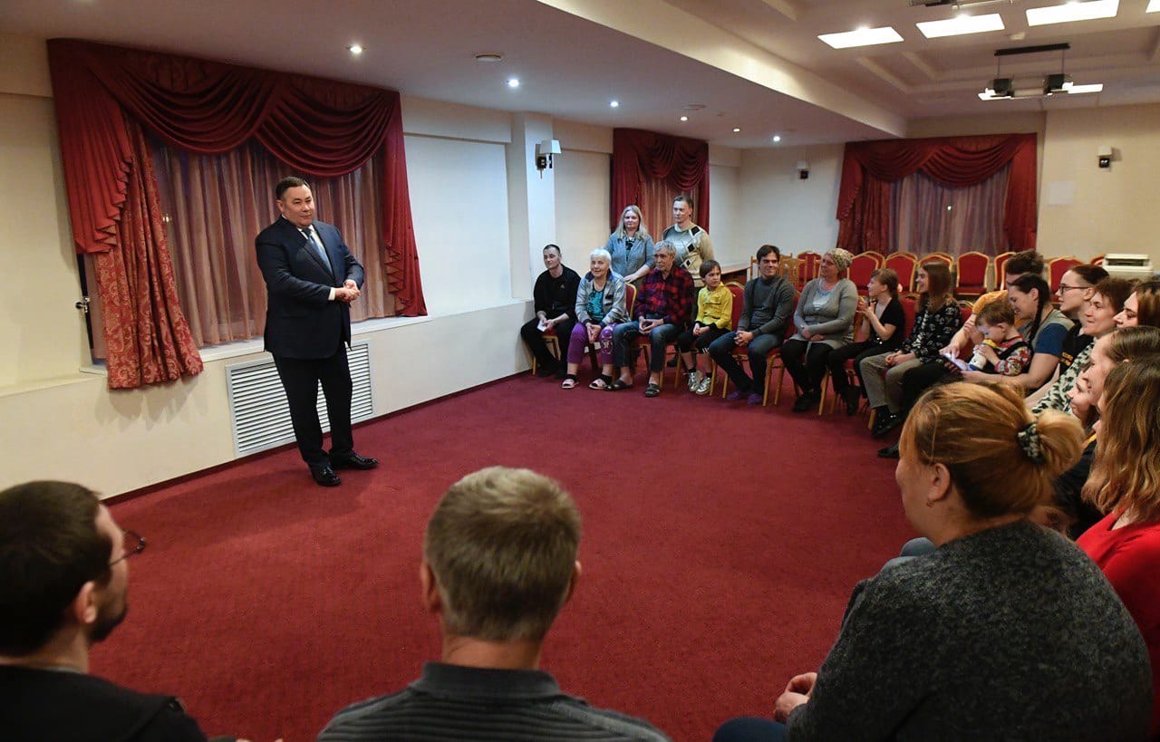 Прибывших из Украины в Тверь беженцев навестил губернатор Игорь Руденя