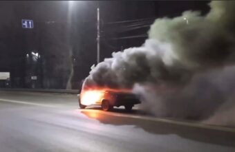 На дороге в Твери загорелся автомобиль