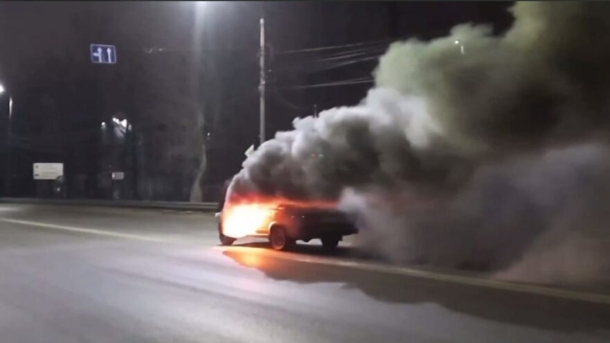 На дороге в Твери загорелся автомобиль