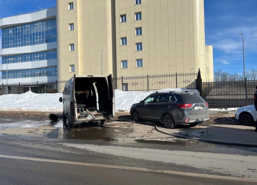 Возле здания суда в центре Твери сгорел фургон