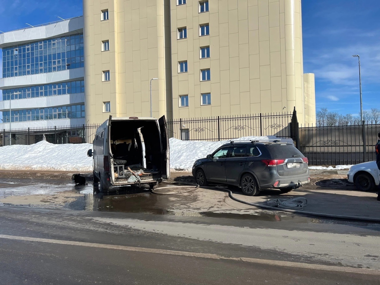 Возле здания суда в центре Твери сгорел фургон