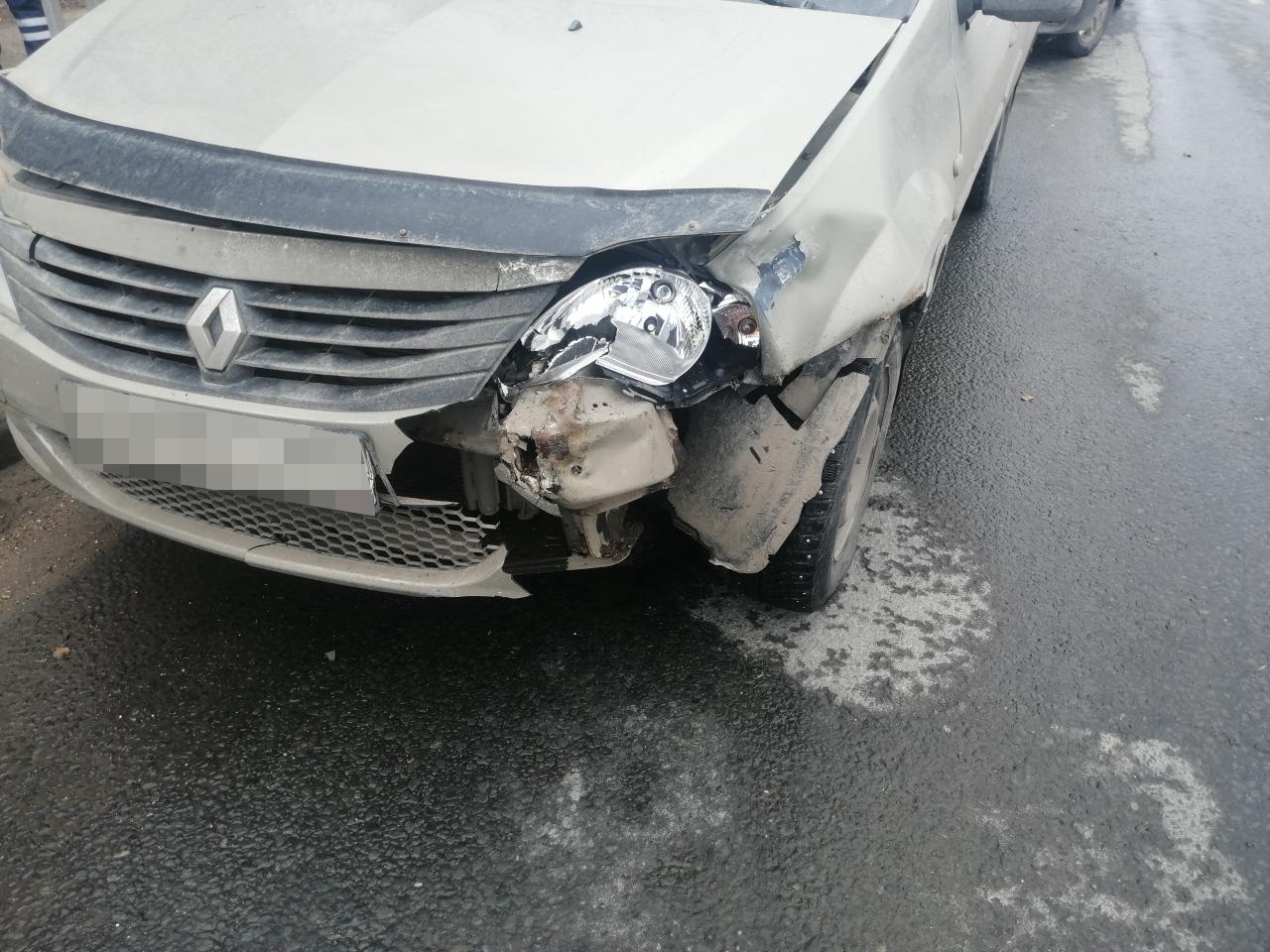 Спешащий водитель спровоцировал ДТП на перекрёстке в Твери