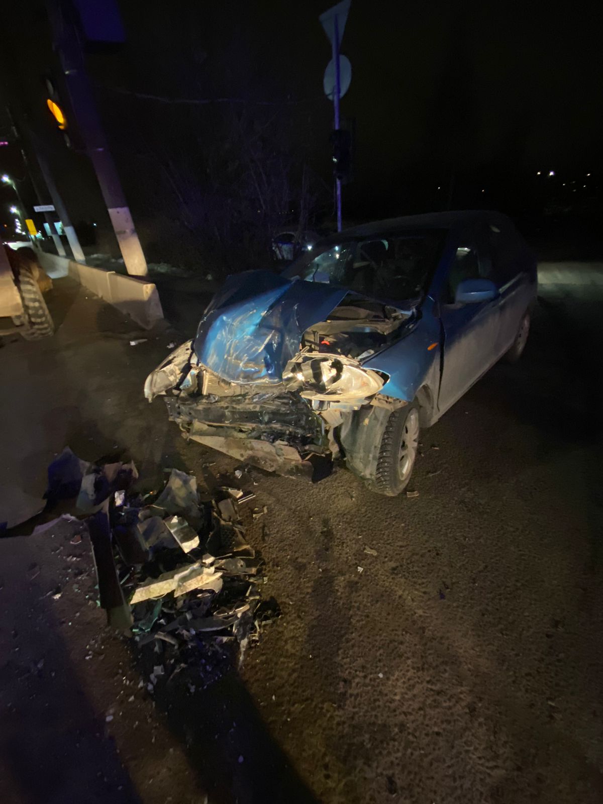 На перекрёстке в Твери столкнулись "Чери" и автогрейдер