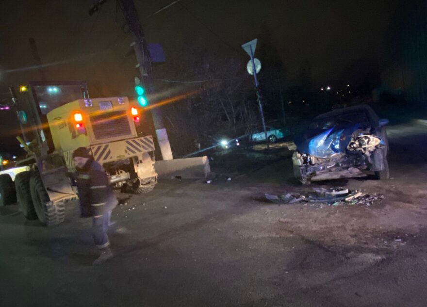 На перекрёстке в Твери столкнулись "Чери" и автогрейдер