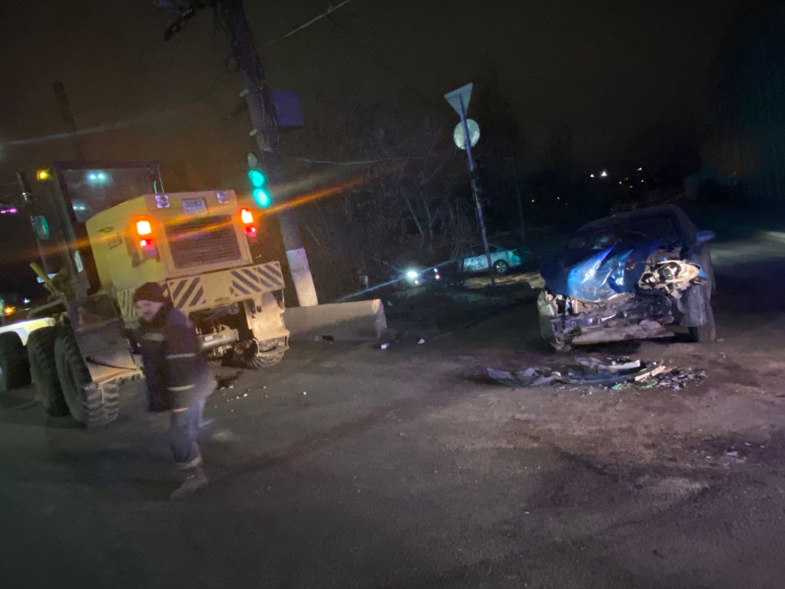 На перекрёстке в Твери столкнулись "Чери" и автогрейдер
