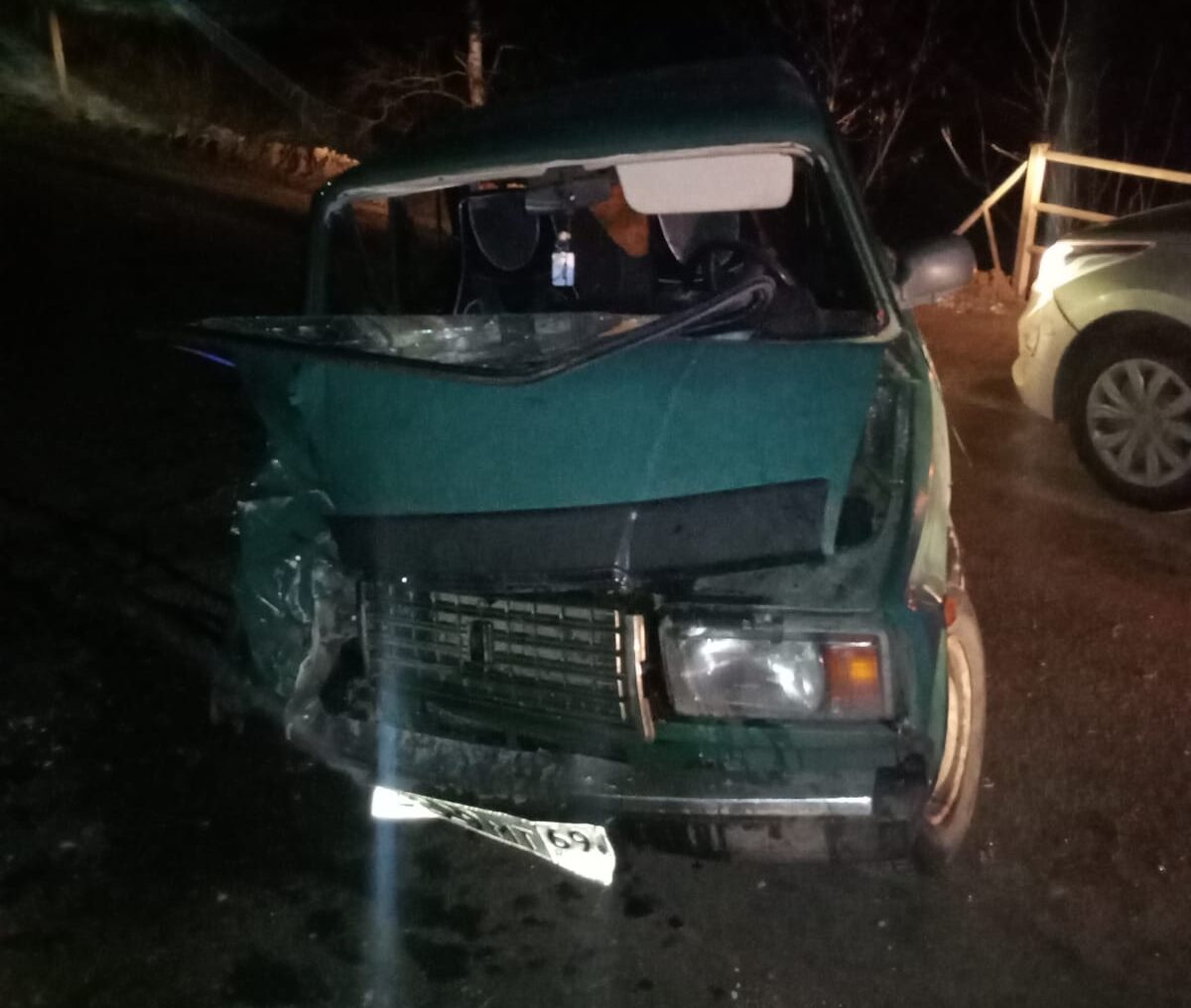 Легковушка влетела в опору моста на тверской трассе: есть пострадавшие