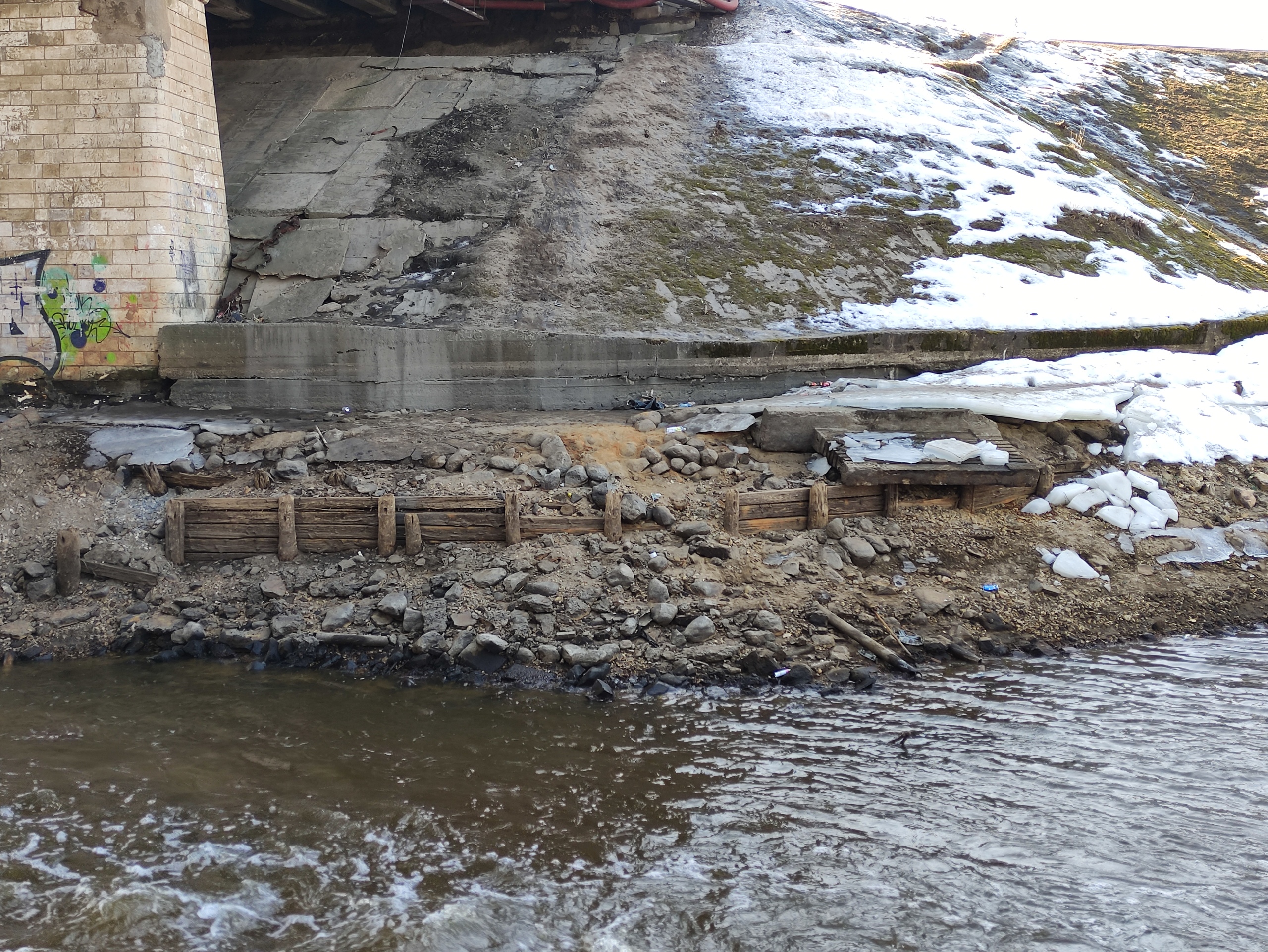 Подводные тайны: в Твери из-за обмеления реки показались опоры старинного моста