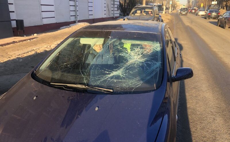 Пожилой водитель сбил 18-летнего парня на зебре в Твери