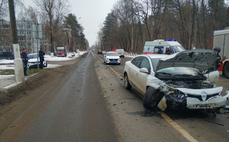 Два водителя пострадали в тройном ДТП в Твери